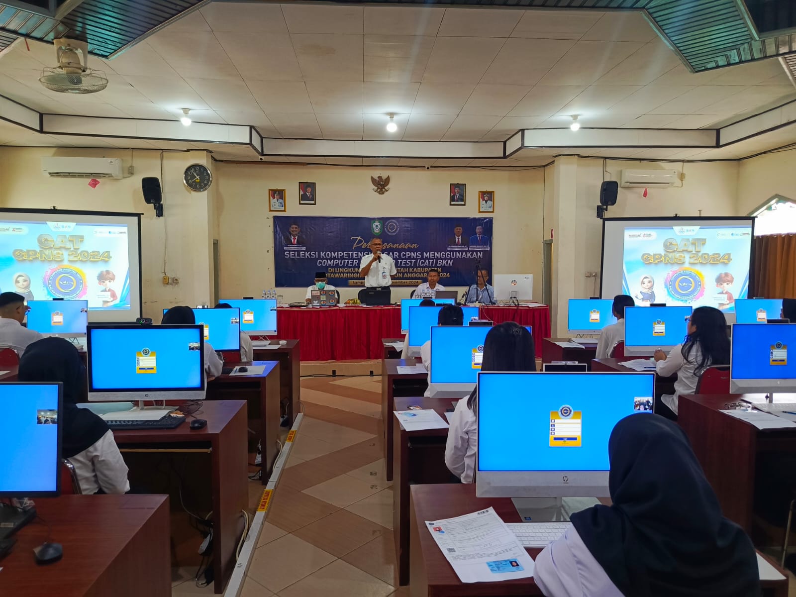 <p>Pj Sekda Kotim Sanggul L Gaol saat membuka SKD CPNS di Kotim, Rabu (6/11).</p>