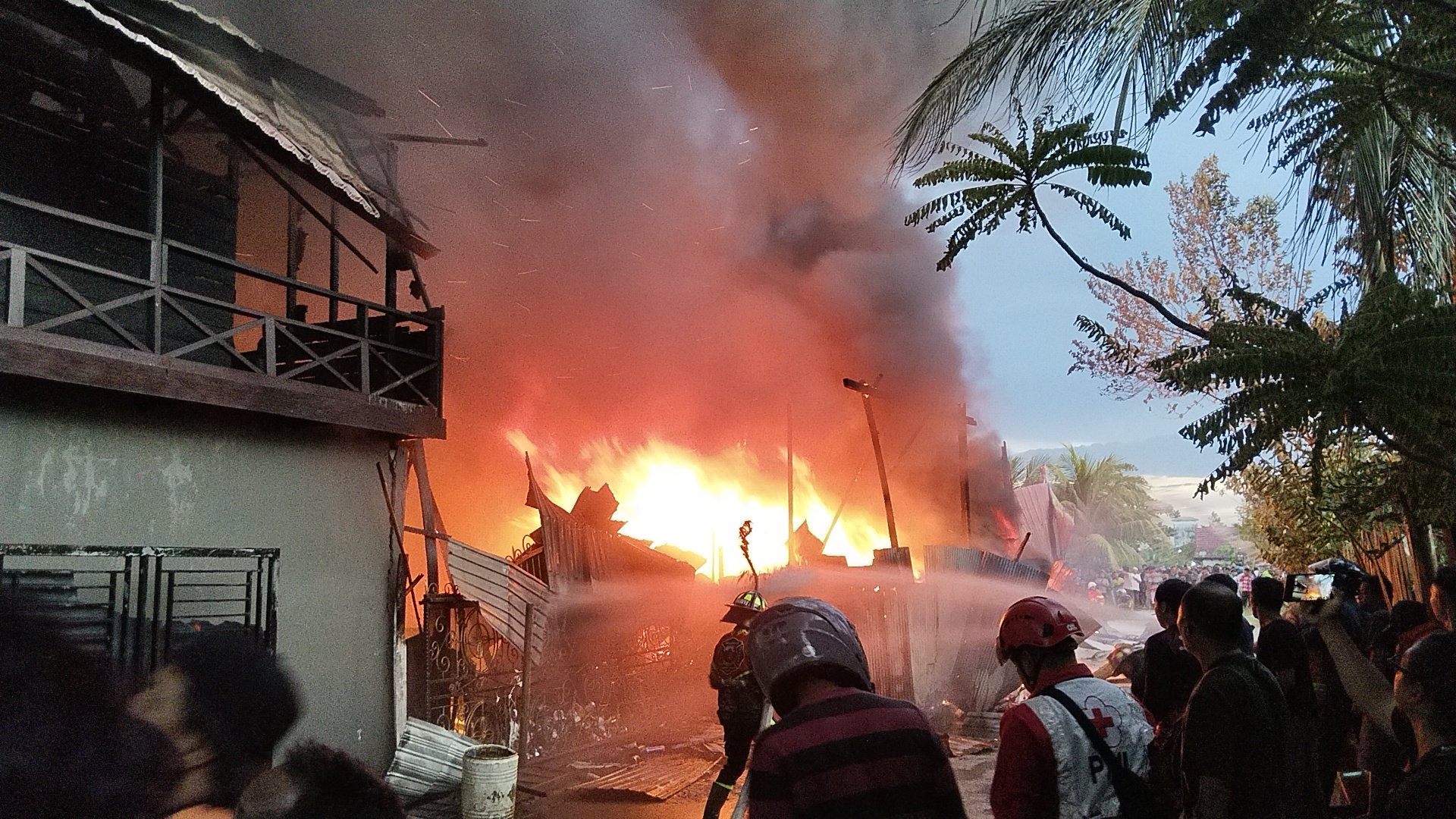 <p>Suasana saat petugas pemadam kebakaran sedang berjibaku memadamkan api, Sabtu (5/4/2025).</p>