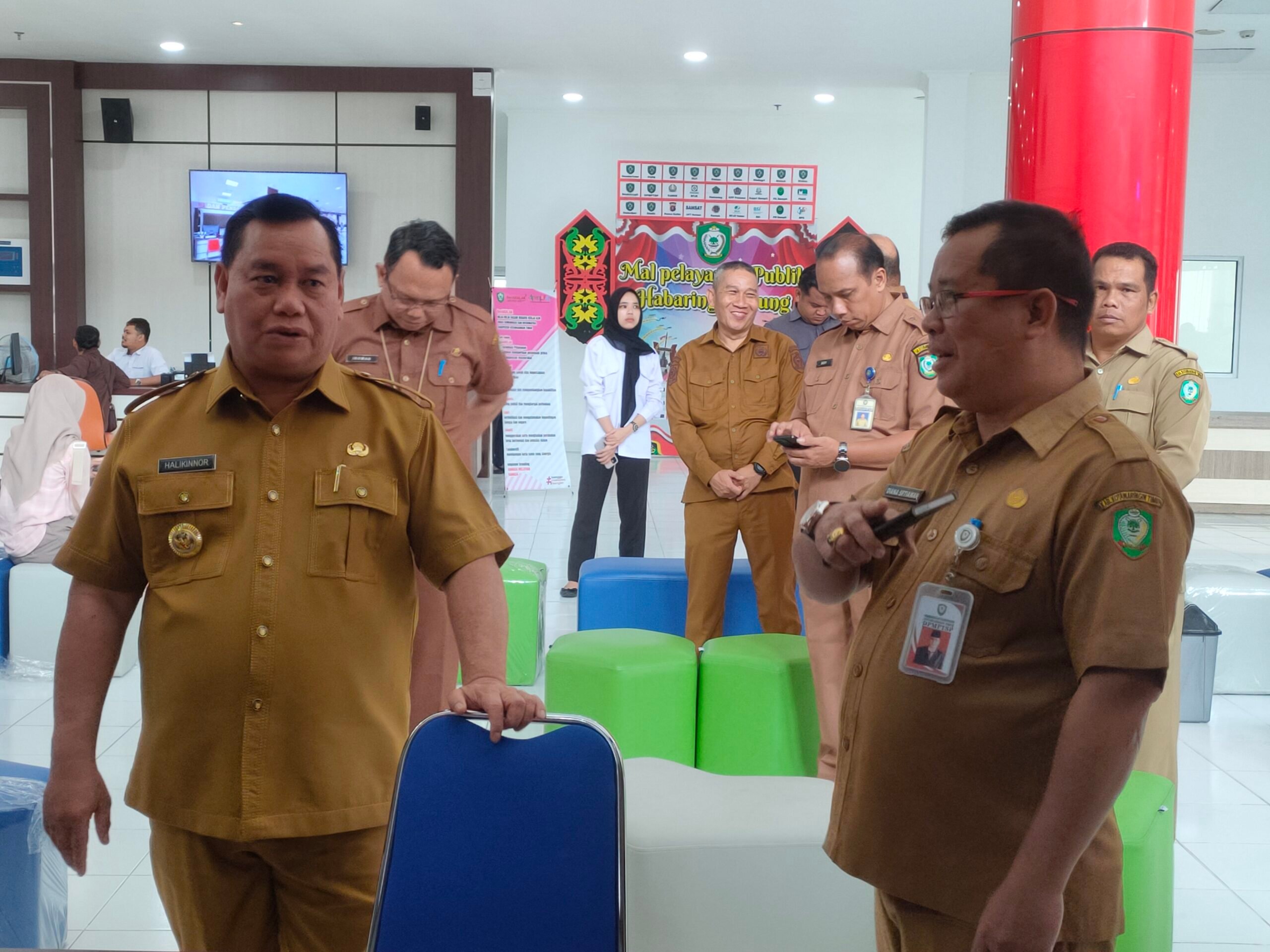 <p>Bupati Kotim Halikinnor bersama Kepala DPMPTSP Kotim Diana Setiawan di MPP Habaring Hurung. </p>